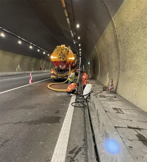 瓜州隧道排水渠清淤